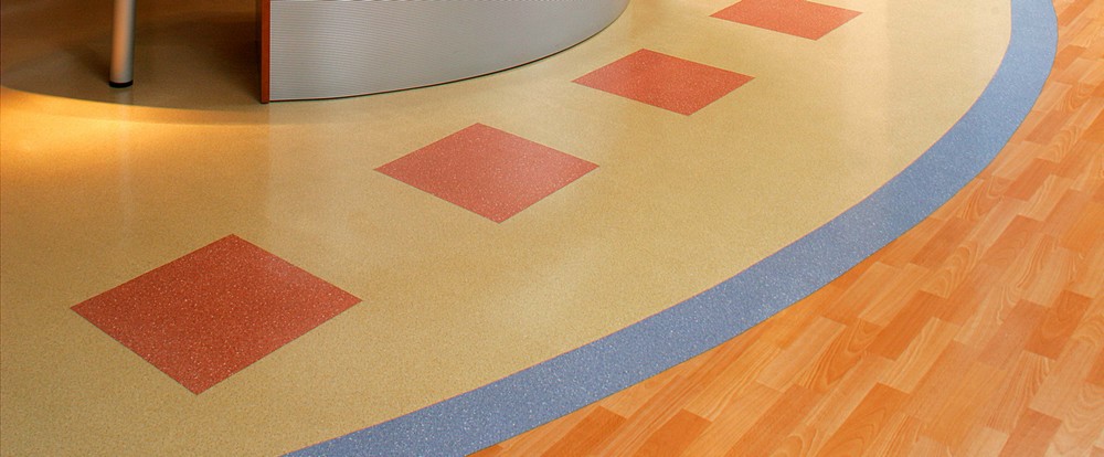 Pavimento in pvc intarsiato nella reception, disegni sul pavimento in pvc