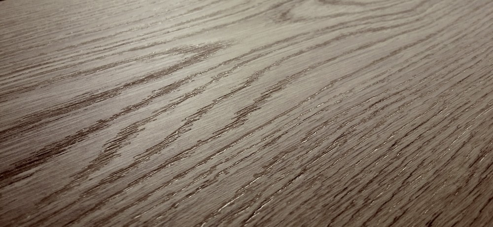 Particolare della lavorazione sincronizzata su pavimento in laminato Parkover SRplus Il pavimento in laminato dalle alte qualità Parkover - Nanni Giancarlo