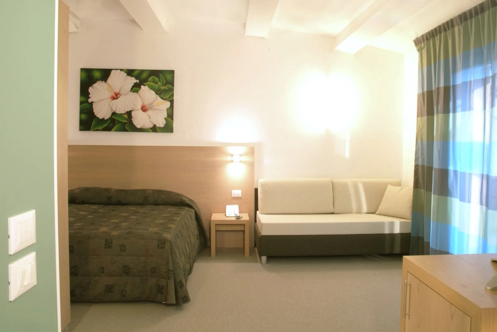 Testata letto camera hotel prima e dopo - Nanni Giancarlo Testata letto camera hotel prima e dopo - Nanni Giancarlo