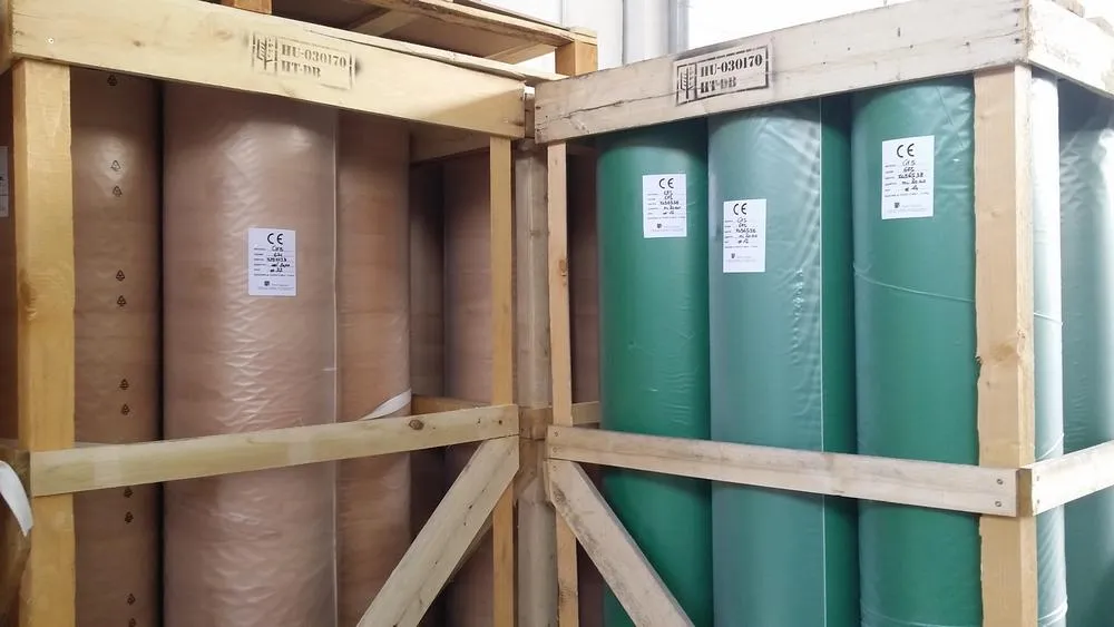Rotoli pavimento pvc colore legno e colore verde | Nanni Giancarlo