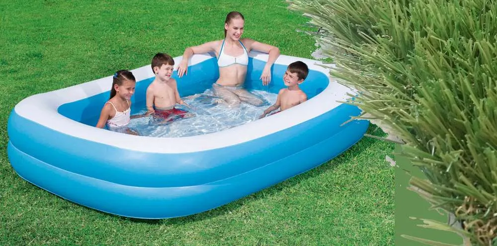 piscina gonfiabile su prato