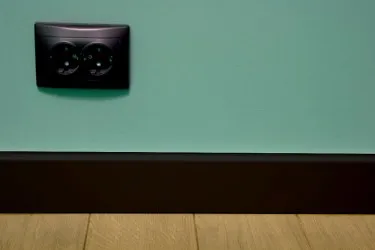 BATTISCOPA NERO | 100% legno laccato nero