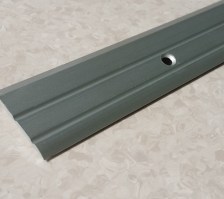 PROFILO 7F | Alluminio zigrinato forato per pavimenti e scale