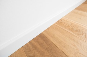 BATTISCOPA BIANCO |  100% legno laccato bianco