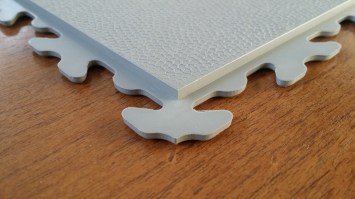 Tile HD-Hide piastrella autoposante in PVC con incastri a scomparsa