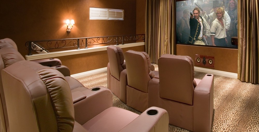 Un confortevole sistema home theater prevede anche un accurato design d'interni trasformare stanza in home theatre
